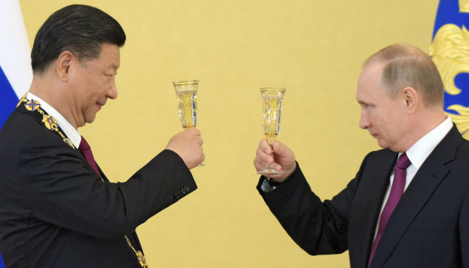 Tổng thống Nga Vladimir Putin (phải) và Chủ tịch Trung Quốc Tập Cận Bình. -Ảnh: Kommersant