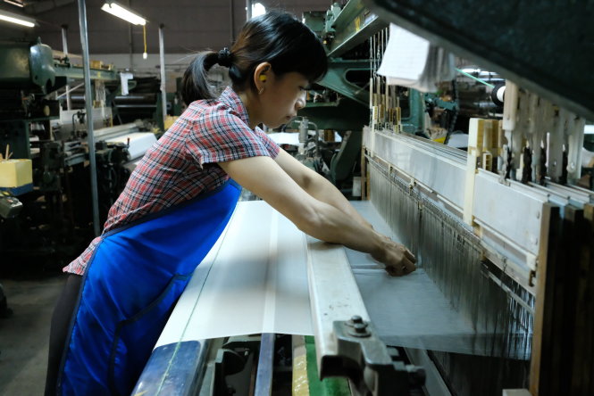Dệt tơ tằm để sản xuất lụa kimono xuất đi Nhật Bản tại Công ty Viet Silk (TP Bảo Lộc, Lâm Đồng). -Ảnh: M.VINH