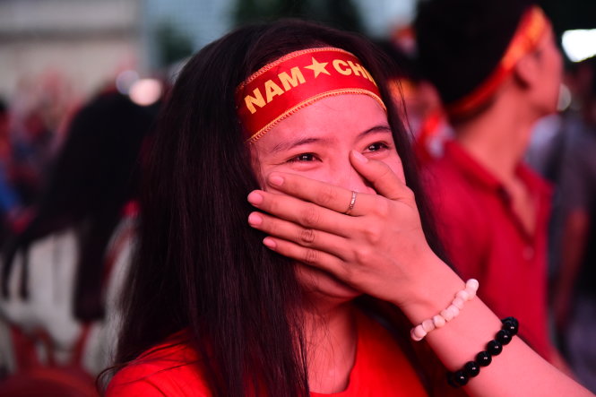 Người Sài Gòn -xúc động vui mừng sau chiến thắng của đội tuyển U-23 Việt Nam - 
Ảnh: QUANG ĐỊNH