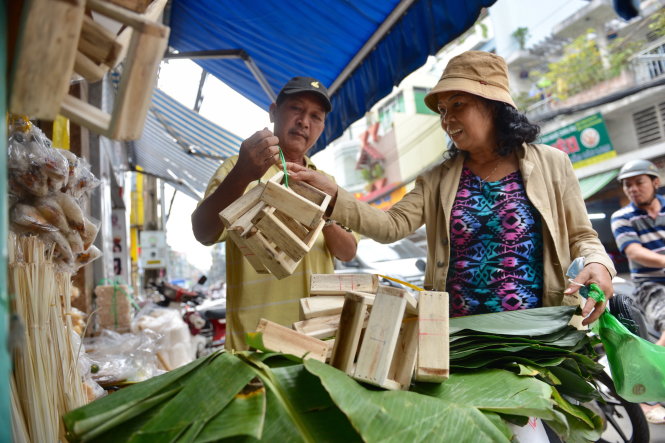 Người Sài Gòn chọn mua lá dong, khuôn gói bánh những ngày giáp Tết. Ảnh: Duyên Phan