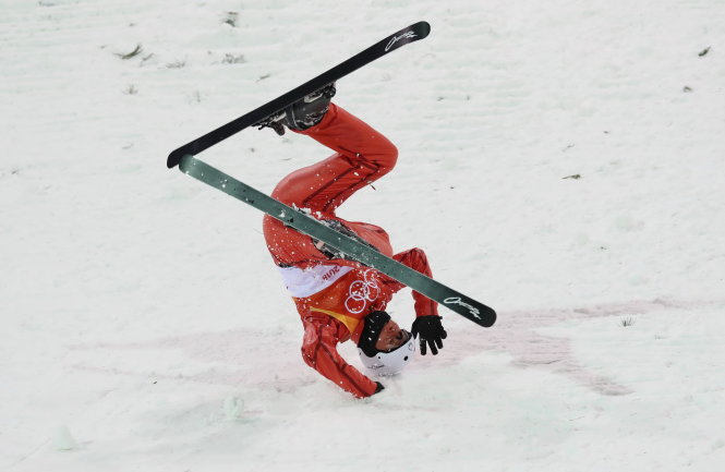 Những cú ngã cực kỳ nguy hiểm như thế này là điều thường thấy ở môn trượt tuyết tại Pyeongchang 2018. Ảnh: Reuters