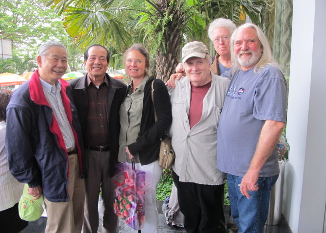 Các nhà văn cựu binh Việt - Mỹ bên lề cuộc hội thảo văn học Việt Mỹ năm 2012 tại Huế (ảnh Quế Mai)