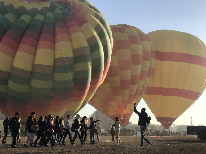 Du khách đi khinh khí cầu tại Luxor