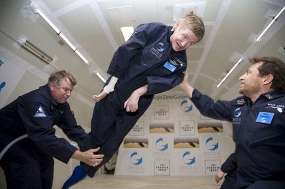 Hawking trải nghiệm trạng thái không trọng lượng trong chuyến bay Zero Gravity.