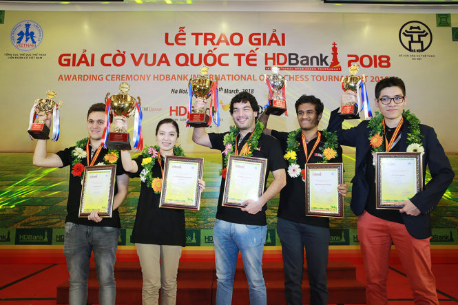 Lê Tuấn Minh (ngoài cùng bên phải) cùng 4 kỳ thủ xuất sắc nhất giải cờ vua HDBank 2018 lên nhận Cup của BTC. Ảnh: H.D.