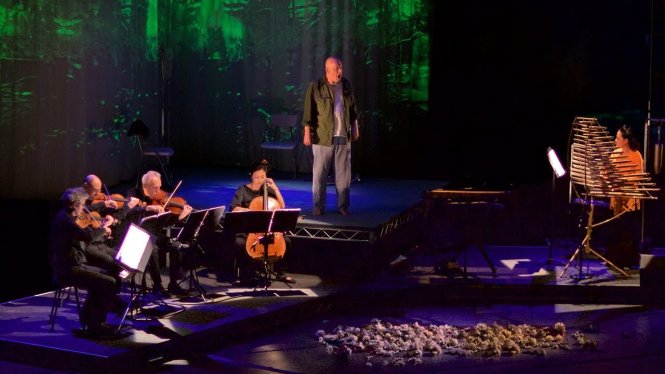 Tứ tấu Kronos, Rinde Eckert và Võ Vân Ánh trên sân khấu vở opera Mỹ Lai của Jonathan Berger. Ảnh: i.ytimg.com