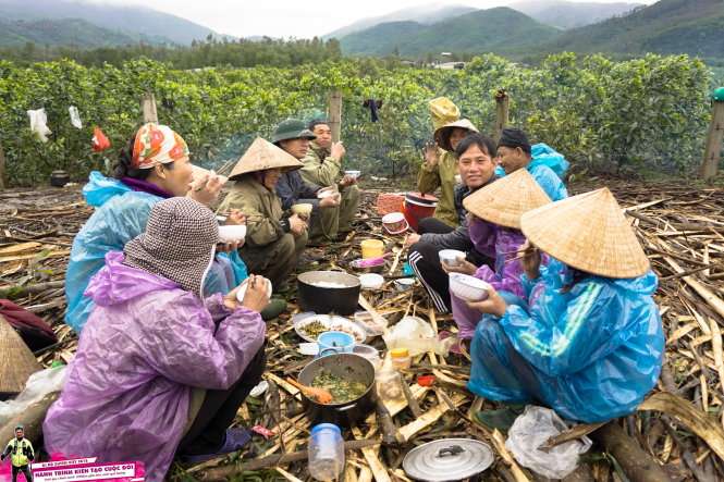 Bữa cơm giao lưu với bà con nông dân Thanh Hóa.