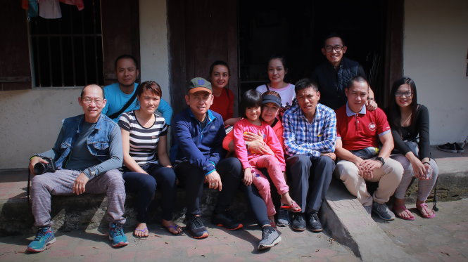 Đoàn đến thăm gia đình bé Phạm Hồng Nhung (7 tuổi) ở Nghệ An, một bệnh nhi mổ tim trong chương trình Quỹ phẫu thuật tim trẻ em VN.