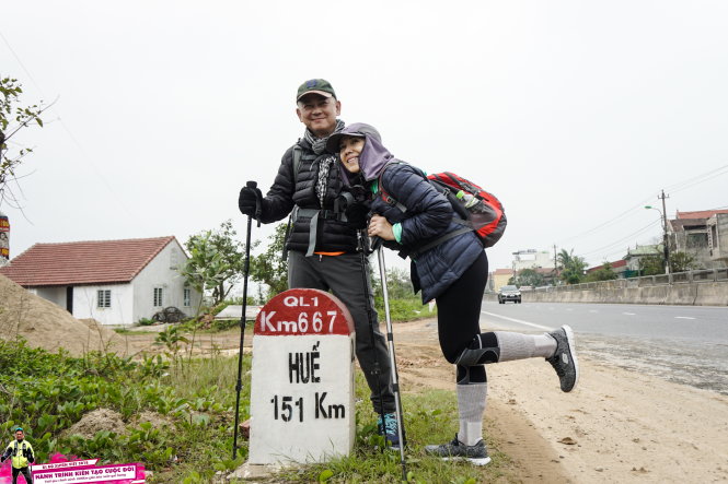 Ông Dean Nguyễn và vợ ở cột mốc 667 trên quốc lộ 1.