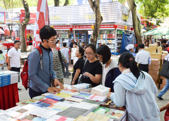 Ngày đầu tiên khai mạc Hội sách TP.HCM lần thứ X đã thu hút nhiều bạn trẻ đam mê sách.  Ảnh: XUÂN HƯNG