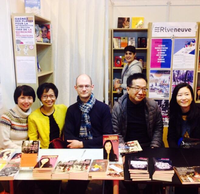 Các nhà văn (từ trái sang phải) Thuận, Đoàn Cầm Thi, Yves Bouille, Đỗ Kh., Aya Soejima tại Salon du Livre 2018. Ảnh: Thuận