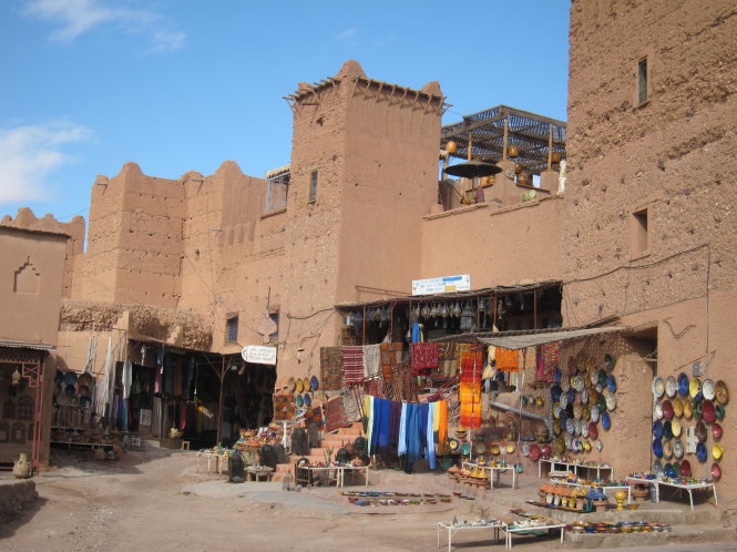 Trạm dừng chân trên con đường Kasbah ở Ouarzazate. Ảnh: N.C.L.