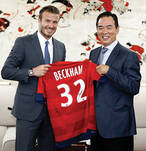 Chủ tịch LĐBĐ Trung Quốc Cai Zhenhua (phải) và cựu danh thủ David Beckham. Ảnh: Getty Images