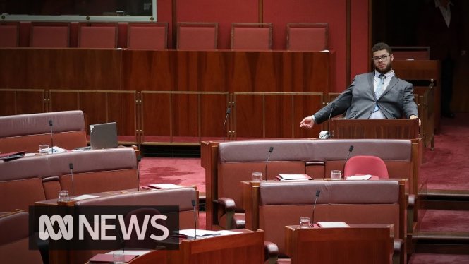 Thượng nghị sĩ 23 tuổi Jordon Steele-John ngồi riêng một góc trong hội trường quốc hội Úc. Ảnh: ABC News