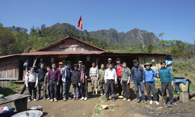 Đoàn cán bộ huyện Bát Xát làm công tác thay cột trụ ghi tên ngọn núi.