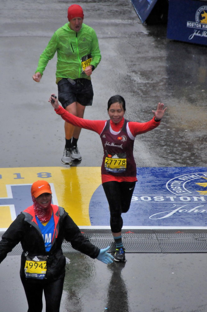 Trang Hạ (27778) về đích Marathon Boston 2018. Ảnh: Chí Dũng