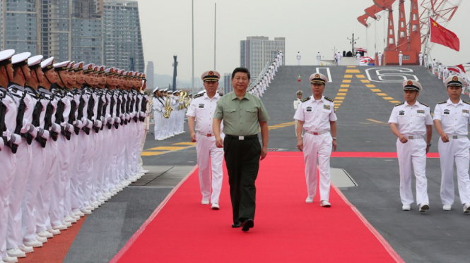 Ông Tập Cận Bình thăm tàu sân bay Liêu Ninh. Ảnh: scmp.com