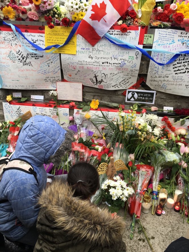 Một điểm tưởng niệm các nạn nhân thiệt mạng trong vụ đâm xe tải ngày 23-4-2018, đặt trên đường Yonge (Toronto). Ảnh: Citynews