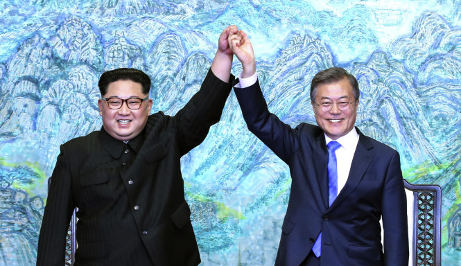 Hai nhà lãnh đạo Kim (trái) và Moon nắm tay giơ cao sau khi ký Tuyên bố chung. Ảnh: NPR
