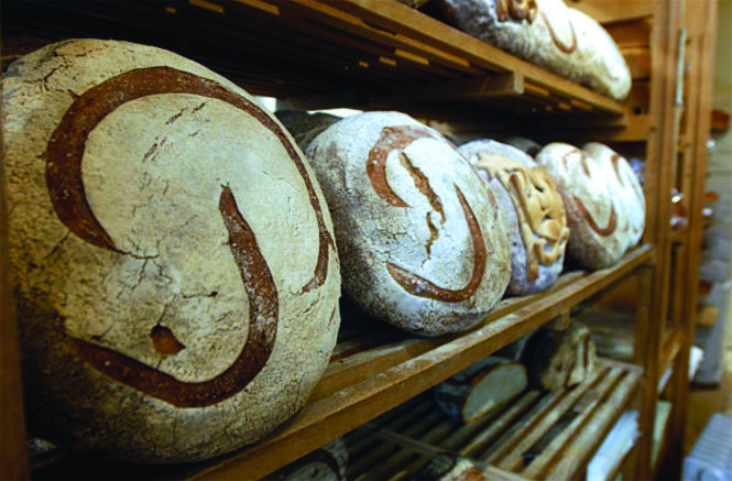 Bánh mì lứt nổi tiếng của nhà Poilâne, trên bánh có chữ “P”. Ảnh: gettyimages