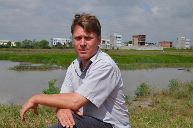 Erik Harms khi đang tìm hiểu về hoàn cảnh của nhiều gia đình ở Thủ Thiêm bị di dời qua bên kia sông Đồng Nai, ở một khu tái định cư thuộc huyện Nhơn Trạch vào tháng 7- 2012 (Ảnh: nhân vật cung cấp)