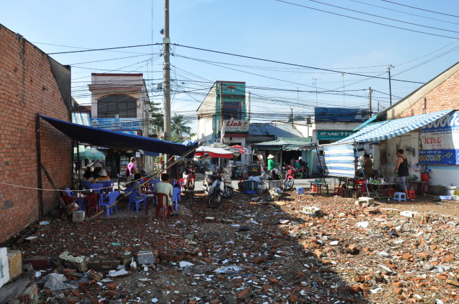 Người dân tụ tập tại các quán cà phê gần nhà cũ của họ ở Thủ Thiêm năm 2010. Ảnh: Erik Harms