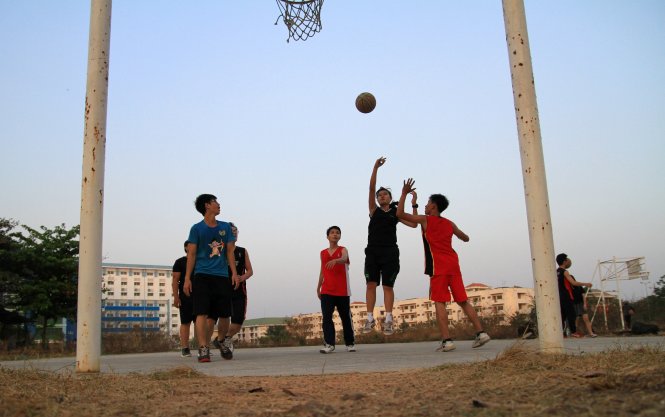 Nhóm sinh viên thuộc nhiều trường ĐH khác nhau trong ĐHQG TP.HCM chơi bóng rổ sau giờ học. Ảnh: Duyên Phan