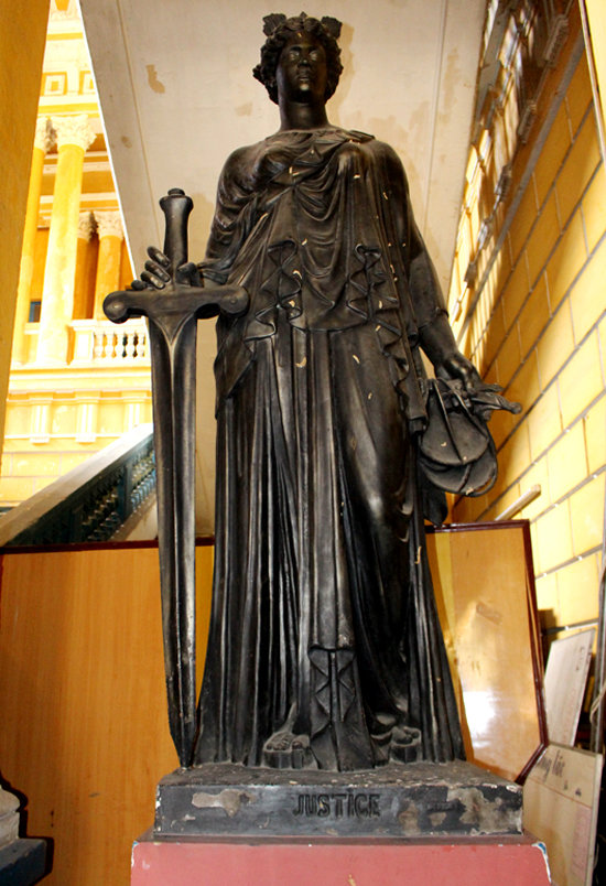 Một trong những bức tượng Nữ thần Công lý đặt trong trụ sở tòa án còn rất đẹp sau hơn 140 năm.