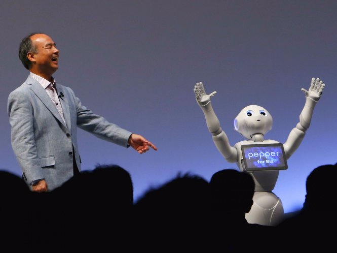 Masayoshi Son và robot Pepper của SoftBank, ví dụ cho mục tiêu “tạo ra máy móc giúp con người hạnh phúc hơn