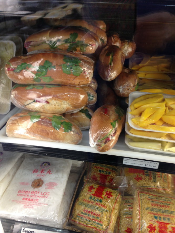 Bánh mì được bán trong siêu thị người Việt. -Ảnh: Q.V.
