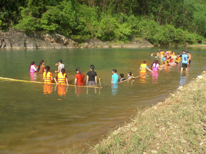Thầy Nguyễn Anh Vũ đã ngăn sông ở huyện Trà Bồng, Quảng Ngãi để dạy bơi cho học sinh trong mùa hè. Ảnh: Trần Mai