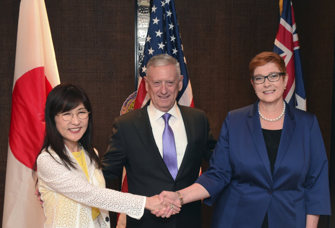 Từ trái sang: các bộ trưởng quốc phòng Nhật Bản Tomomi Inada, Mỹ James Mattis và Úc Marise Payne tại đối thoại Shangri-La. Ảnh: Japan Times