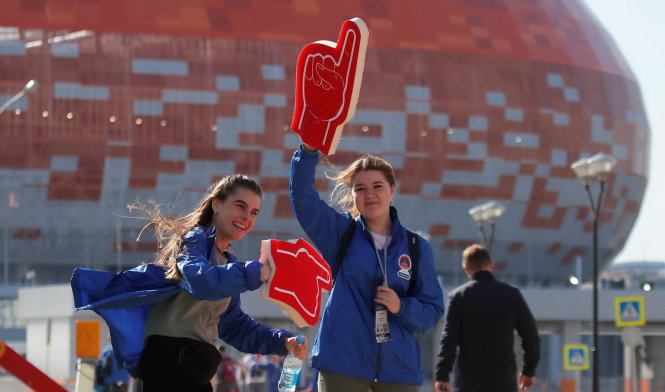 Nữ tình nguyện viên phấn khởi tại sân vận động Mordovia Arena ở Saransk, một trong những nơi diễn ra World Cup 2018. Ảnh: Reuters