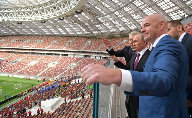 Tổng thống Nga Vladimir Putin (giữa) thị sát sân Luzhniki tráng lệ gần như được xây mới. Ảnh: visiteuropehome.com