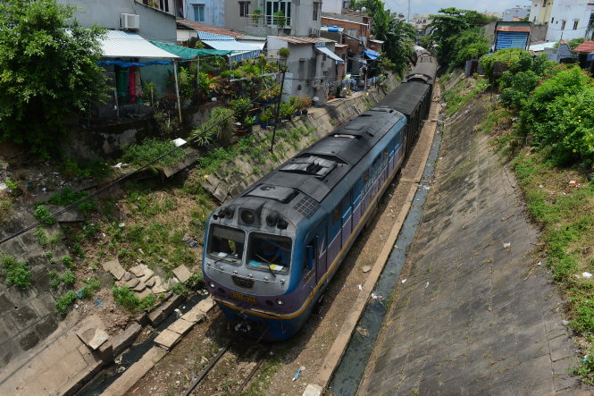 Sau gần 140 năm tồn tại, con tàu đường sắt ngày càng giật lùi, lượng khách đi tàu ngày một sụt giảm. Ảnh: Quang Định