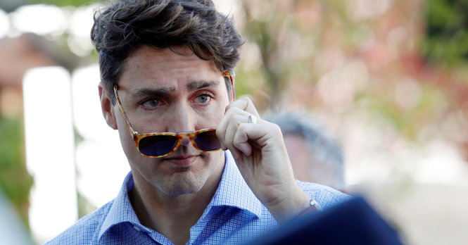Ông Trudeau đã gặp bao nhiêu là rắc rối chỉ vì mấy cặp kiếng mát. Ảnh: Blink Optical