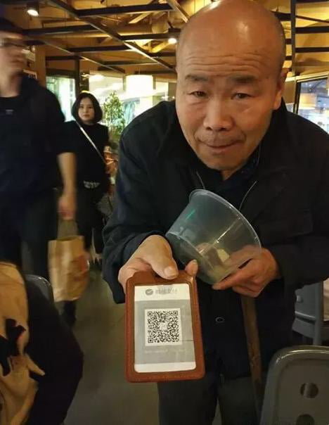 Ăn xin cũng đeo thẻ QR ở Trung Quốc. Ảnh: Business Insider