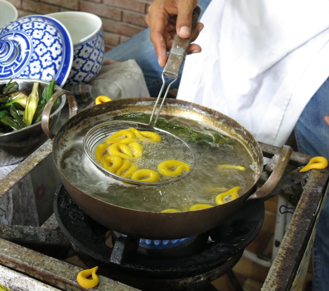 Phiên bản bánh tằm Ko Kret, hơi to hơn món Việt tý, nhưng vị ngon như nhau.