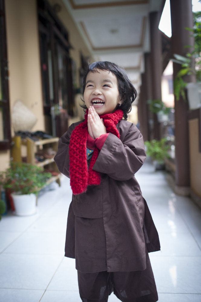 Một cô bé trong trang phục áo nâu ở tổ đình Từ Hiếu, Huế, 2014