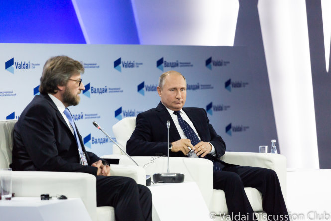 Tổng thống Nga Vladimir Putin (phải) ở Câu lạc bộ Valdai 2018 - Ảnh: valdaiclub.com