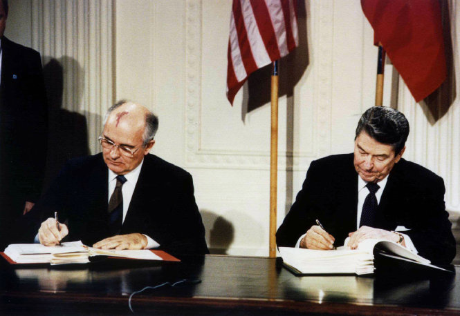 Ông Gorbachev (trái) và ông Reagan ký INF ở Washington năm 1987. Ảnh: Time