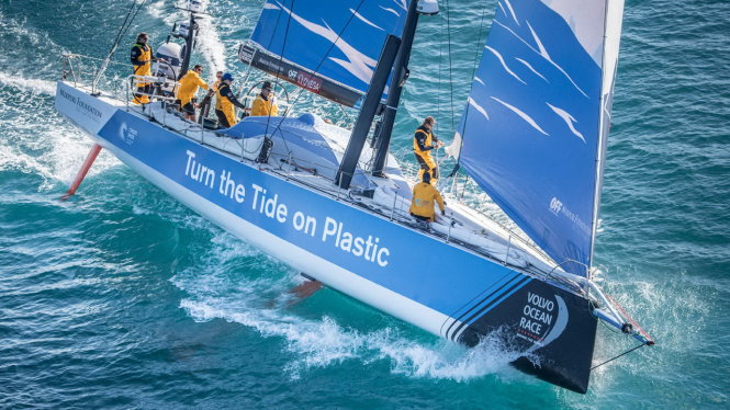 “Turn the tide on plastic” (thay đổi cách sử dụng đồ nhựa) - khẩu hiệu của mọi chiếc thuyền tham gia những cuộc đua trên biển. Ảnh: XS Sailing