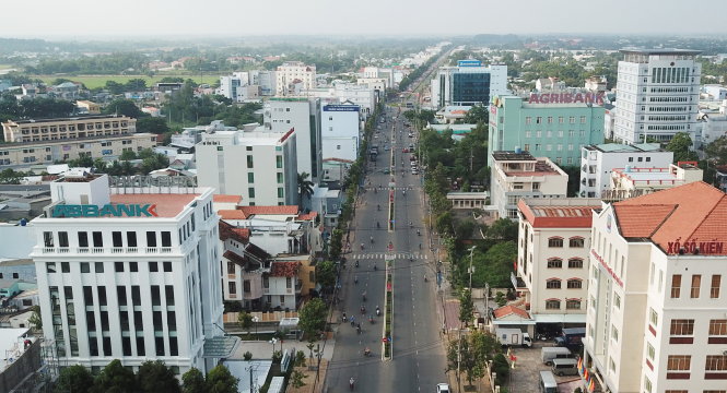 Đường Trần Hưng Đạo, tuyến phố tài chính với hàng loạt ngân hàng lớn tại TP Sóc Trăng. Ảnh: CHÍ QUỐC