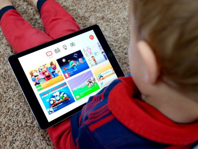 Các chuyên gia vẫn khuyên nên cẩn trọng với việc để trẻ em tiếp cận nhiều với các loại màn hình. Ảnh: cnet.com