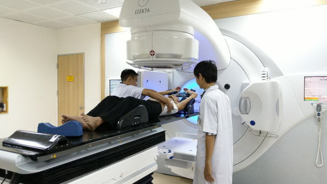 Xạ trị cho bệnh nhân ung thư trên máy Versa HD tại Trung tâm Ung bướu - Bệnh viện Chợ Rẫy, TP.HCM. Ảnh: Lê Tuấn Anh
