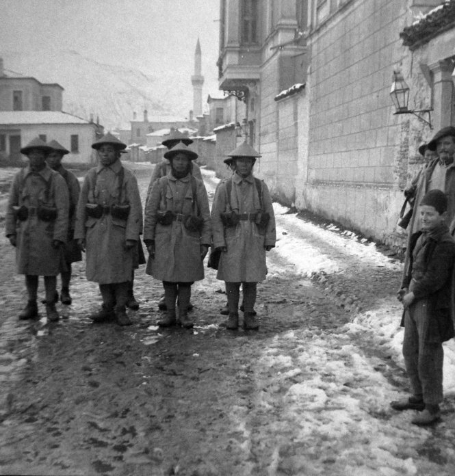 Lính tập An Nam trên đường phố châu Âu trong Thế chiến I (ảnh chụp năm 1917). Ảnh: Wikipedia