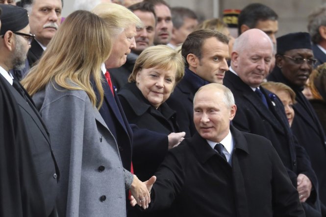 Ông Trump và ông Putin chỉ kịp bắt tay nhau ở Paris - Ảnh: AP