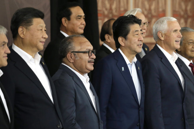 Các nhà lãnh đạo ở thượng đỉnh APEC. Từ trái sang: Chủ tịch Trung Quốc Tập Cận Bình, Thủ tướng chủ nhà Papua New Guinea Peter O'Neill, Thủ tướng Nhật Bản Shinzo Abe và Phó tổng thống Mỹ Mike Pence. Ảnh: AP