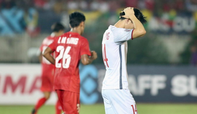 Công Phượng ôm đầu tiếc rẻ sau một tình huống đối mặt thủ môn Myanmar nhưng dứt điểm quá hiền! Ảnh: Nguyên Khôi