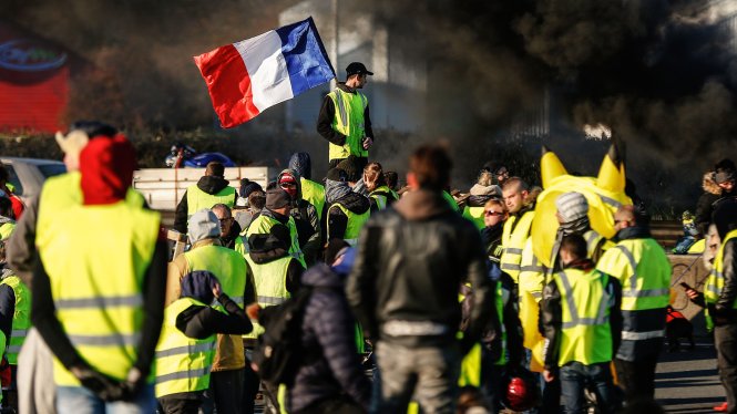 Những người “áo gilê vàng” biểu tình làm tắc nghẽn giao thông ở Caen, Normandy. -Ảnh: Getty Images